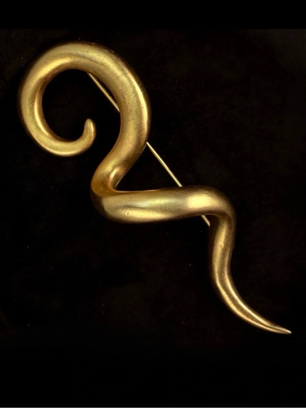 Gorgeous, matte goldtone vintage, brooch pin